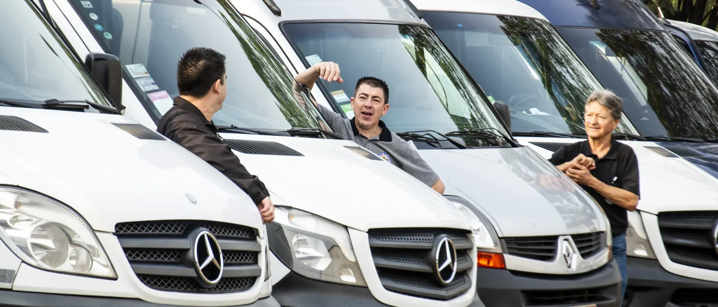 Frota de vans da COOTTRAFOZ com motoristas cooperados para grupos e eventos em Foz do Iguacu
