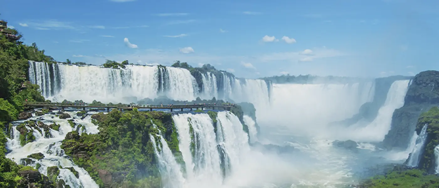 Vista panorâmica das Cataratas do Iguaçu no Parque Nacional do Iguaçu, lado brasileiro