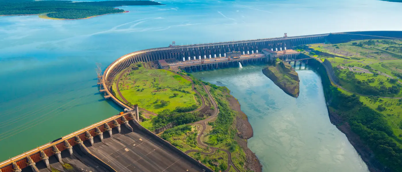 Vista aérea da barragem da Usina Hidrelétrica de Itaipu Binacional