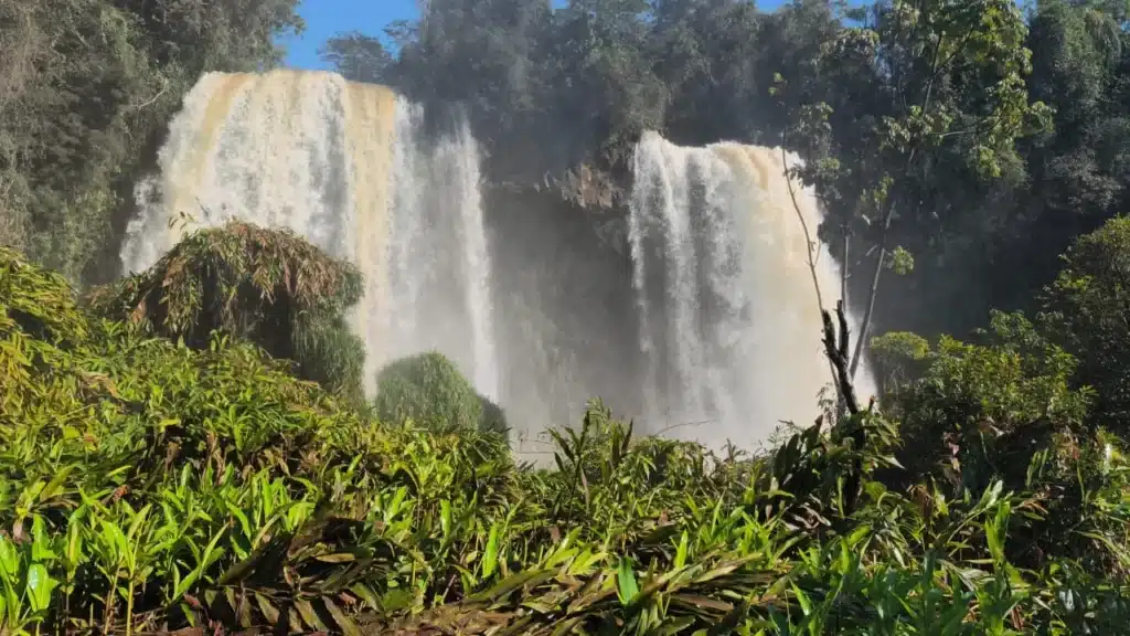 Salto Dos Hermanas no Parque Nacional do Iguazu em Puerto Iguazu 