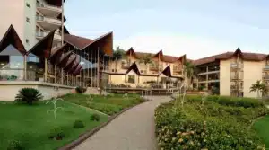 Fachada e área externa com jardim do Recanto Cataratas Thermas Resort e Convention em Foz do Iguaçu.